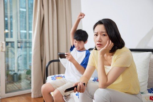 西安心理咨询：寒假孩子整天玩手机，父母该怎么办？