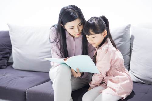 摄图网_500771792_父母陪伴孩子学习（企业商用）